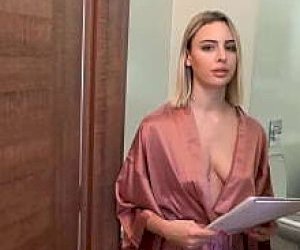 wytatułowana dziunia z blond włosami rżnie się