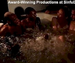 волосатая черная девушка с бритой киской играет с киской