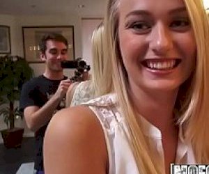 мужик  делает ему минет