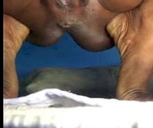 kobietka z fajną cipką masturbuje się