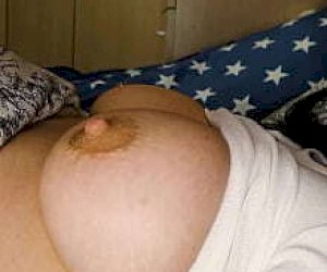 drobna suka z wielkimi cyckami dochodzi