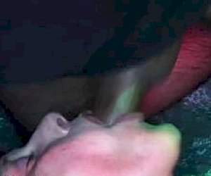 худая бабуля со стажем с кляпом во рту на вечеринке