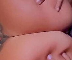 wytatułowana gorąca mamuśka z blond włosami uprawia sex na amazonkę