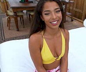 naturalna dziewka  wkłada kutasa głęboko do gardła