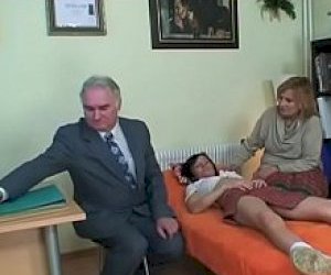 młoda nastolatka o seksonwym ciele uprawia ostry seks w miejscu publicznym