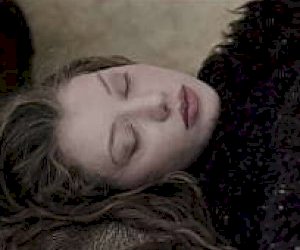 она с маленькими сиськами мастурбация на открытом воздухе