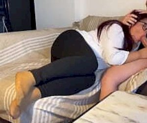 возбуждённая мадам с сексуальным телом фут-фетишизм дома