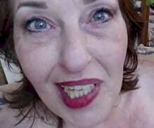 zaokrąglona chętna bogata pani z rudymi włosami rżnie się