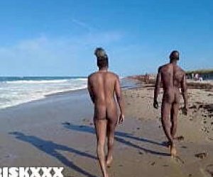 wytatułowana laska bez doświadczenia całuje się w miejscu publicznym