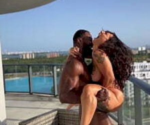 koleś  zabawia się na świeżym powietrzu