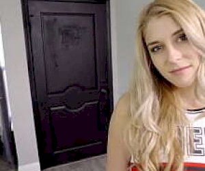 маленького телосложения блондинка  получила то чего хотела