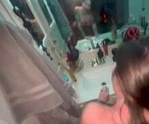 mężczyzna z ogromnym fiutkiem spuszcza się w domu