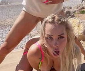 klient z potężną gruchą rżnie panienkę na świeżym powietrzu