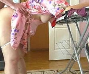 doświadczona laleczka z fajnym tyłeczkiem uprawia seks analny w domu