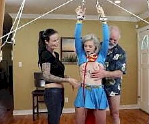 drobna laska bez własnej woli wkłada kutasa głęboko do gardła