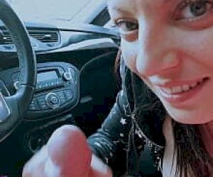 laska bez doświadczenia doprowadza do wytrysku w domu