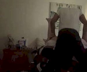 парень  кончает ей на лицо дома