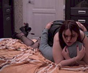 wytatułowana laska z wielkimi cyckami