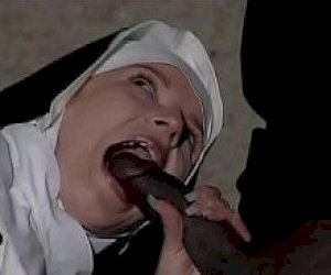 chłop z ogromną pałą zabawia się