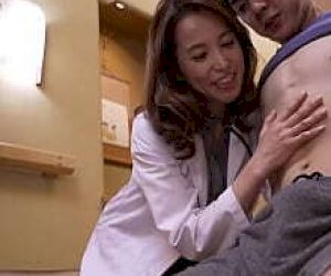 azjatycka suka z ogromnym tyłekiem dostaje spermę do środka