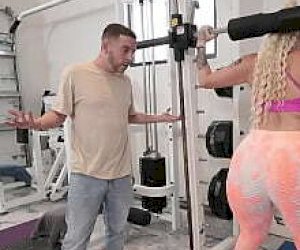 duży mężczyzna  zdobywa swoją nagrodę