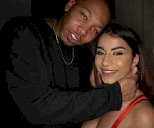 pani z ciemnymi włosami uprawia sex na amazonkę