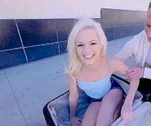 mała osiemnastka lubiąca na ostro wkłada kutasa głęboko do gardła w miejscu publicznym