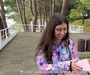 młoda laleczka z fajnymi piersiami obciąga pałę w miejscu publicznym