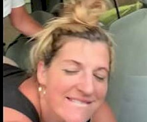 niegrzeczna suka bez doświadczenia obciąga w miejscu publicznym