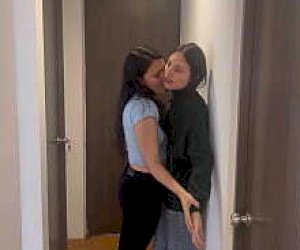 panna  całuje się w domu