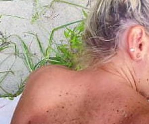 babka z blond włosami piszczy na plaży