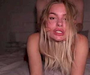 koleś z wielkim interesem rżnie się z nią na amazonkę