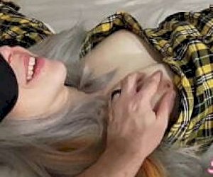 gostek z dużym zaganiaczem kończy w środku w łóżku