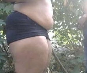 молодая большая красивая женщина  кончил в неё на открытом воздухе