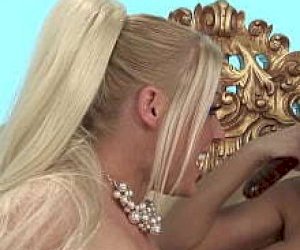 wytatułowana lesbijka ze sztucznymi cyckami