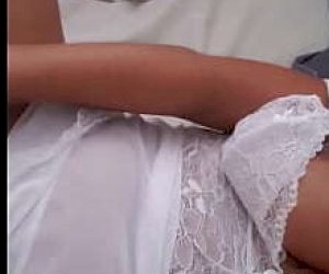 laska z wygoloną cipką masturbuje się przed kamerką