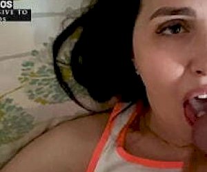 dziewczę bez doświadczenia obciąga w domu