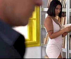 young harlot  takes a visitor like an amazon