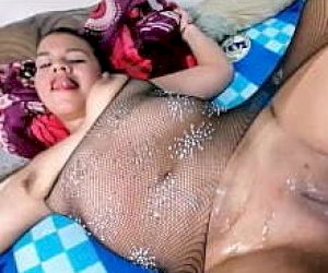 slut without experience takes a visitor like an amazon at home