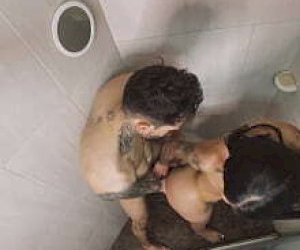 парень  трахаются душ