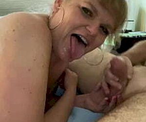 gruby koleś z dużym interesem otrzymuje lodzika