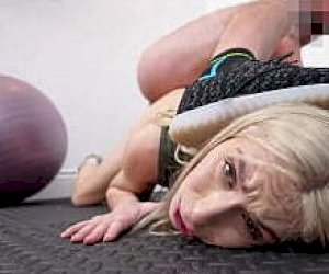 słodka blondynka o chudej sylwetce rżnie się w siłowni