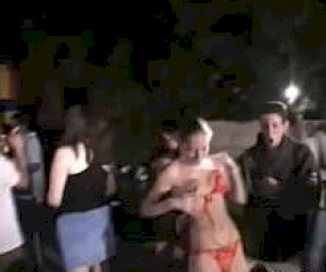 młoda nastolatka z ciemnymi włosami zostaje pokryta spermą na imprezie