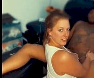 man  squirts on her face