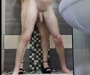 typek z ogromną pałą obraca panienkę w przebieralni