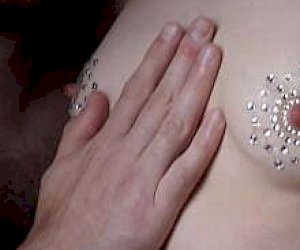 drobna laseczka z fajnymi piersiami dochodzi w domu