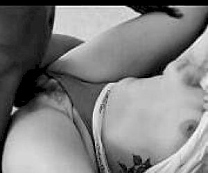 с татуировками шлюха  занимаются острым сексом