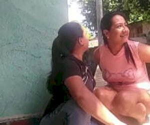 gąska z wygoloną cipką zabawia się oralnie na świeżym powietrzu