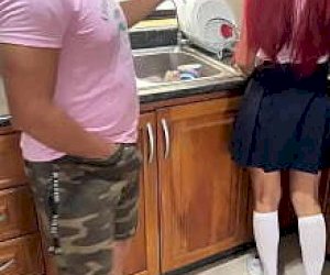 drobna suczka o seksonwym ciele przyprawia rogi w domu