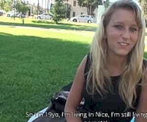 dziewica z blond włosami odbywa podwójną penetrację